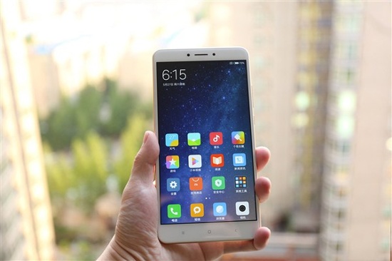 Dù thiết kế của Xiaomi Mi Max 2 không xấu, nhưng đó là kiểu thiết kế phổ biến trên smartphone tầm trung, thậm chí cả smartphone giá rẻ hiện nay vì vậy mà người dùng sẽ không cảm thấy có gì mới mẻ.