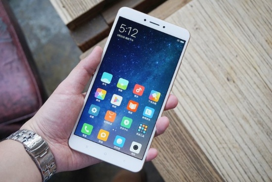 Với kích thước màn hình lên tới 6,44 inch nên chắc chắn Mi Max 2 sẽ không phải là sản phẩm dành cho số đông người dùng. Mặc dù vậy máy vẫn đi kèm cổng USB-C cho phép truyền dữ liệu đến máy tính nhanh hơn cũng như hỗ trợ sạc nhanh hơn.