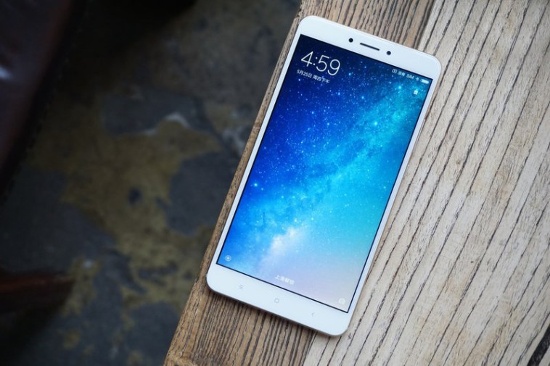 Xiaomi Mi Max 2 vẫn có kích thước 6,44 inch, độ phân giải Full HD, mật độ điểm ảnh 342ppi và công nghệ IPS LCD vẫn được giữ nguyên so với phiên bản đầu tiên. Màn hình của máy khá sáng, các chi tiết sắc nét vừa phải và màu sắc phong phú. Nhưng trải ngheeijm là không có gì mới mẻ so với trước đó. 