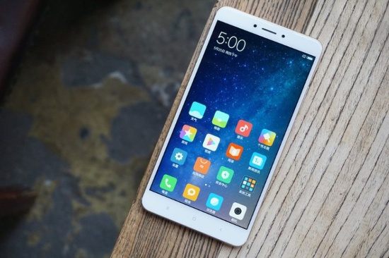 3. Hiệu năng lại giảm đi: Điều khiến cho người dùng bất ngờ nhất chính là việc Xiaomi đã quyết định hạ cấp sức mạnh cho Mi Max 2 so với Mi Max thế hệ đầu tiên. Cụ thể máy được trang bị bộ vi xử lý Snapdragon 625 (Mi Max ban đầu sử dụng vi xử lý Snapdragon 650), rõ ràng đây là một sự “cải lùi” về mặt hiệu năng, điều chưa có tiền lệ đối với một bản nâng cấp.