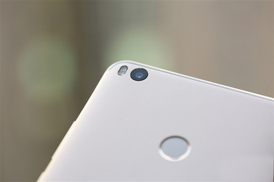 Ảnh chụp thực tế từ camera của Mi Max 2 cho chất lượng tốt trong điều kiện ánh sáng tốt đến ánh sáng trung bình, nhưng không hoạt động tốt trong điều kiện ánh sáng yếu. Ứng dụng camera cũng có chế độ kiểm soát thủ công, hỗ trợ quay video 4K, chụp ảnh slow-motion và timelapse như trên các mẫu smartphone cao cấp khác. 