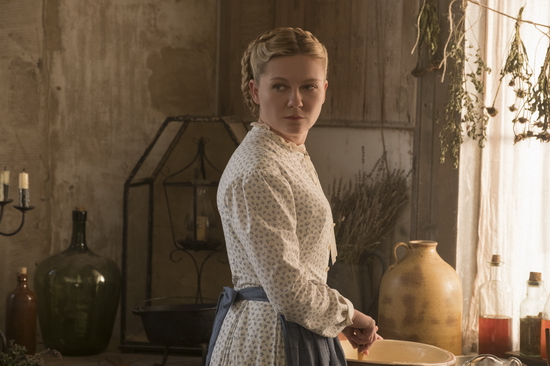 Kirsten  Dunts vào vai cô giáo  Edwina – một cô gái xinh đẹp ẩn chứa những tâm tư khó nói, một tâm hồn “đi lạc” khao khát được giải phóng. 