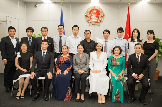Hoa hậu Hoàn vũ Việt Nam diện bộ đầm trắng cổ điển cùng đoàn giảng viên các trường đại học đã đến thăm Lãnh sự quán Việt Nam tại Fukuoka và tham quan, chào hỏi các quan chức của tỉnh Fukuoka tại tòa nhà hành chính.