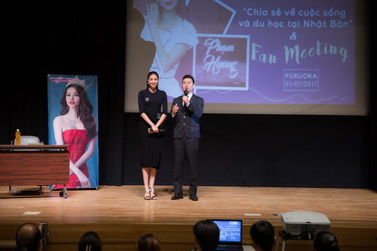 Buổi gặp gỡ fan hâm mộ đã diễn ra rất ấm cúng và vui vẻ. Ngoài những bạn đang là du học sinh Việt Nam sang học tập, chương trình còn có sự góp mặt của nhiều người Việt đang sinh sống tại Nhật.
