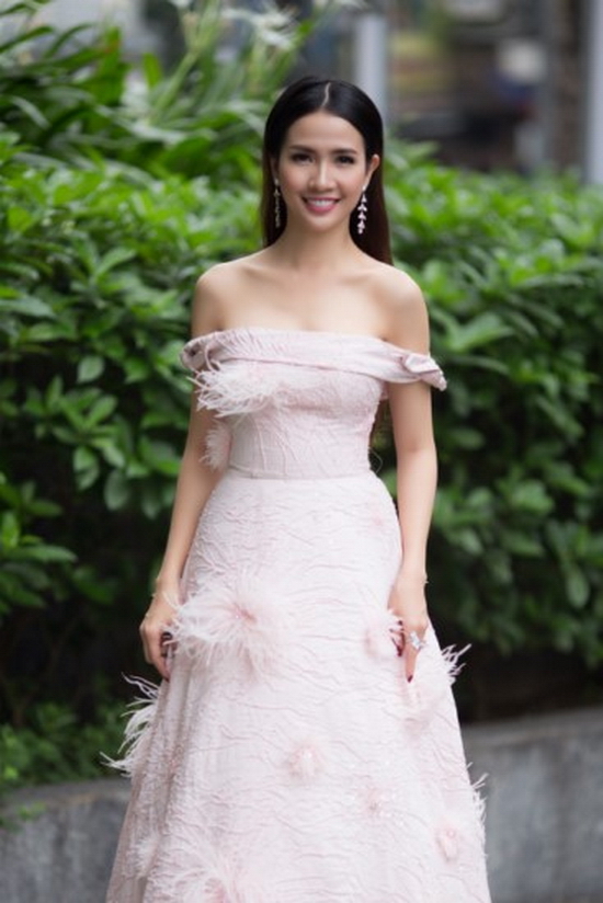 Ngồi ở vị trí ghế nóng, Phan Thị Mơ đã trải qua nhiều cung bậc cảm xúc khi được chiêm ngưỡng các thí sinh cùng khoe sắc.