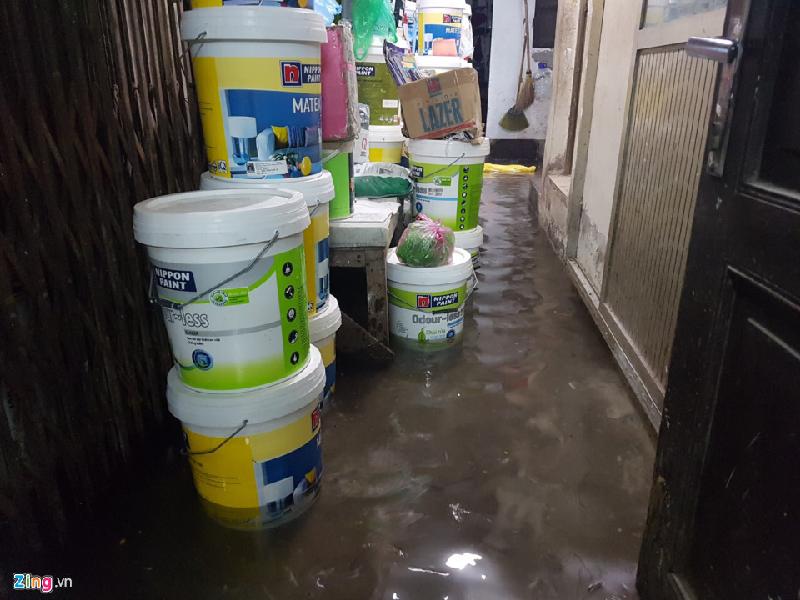 Một tiệm bán sơn bị nước bủa vây. Ảnh: 