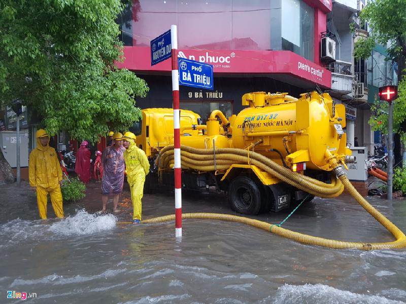 Công nhân thoát nước có mặt kịp thời nhưng do mưa lớn địa điểm này vẫn bị ngập nhiều thời gian. Ảnh: 