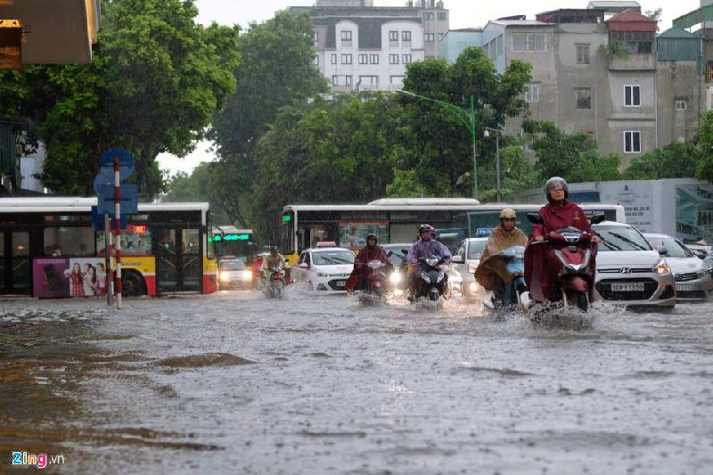 Phố Hàng Bài đoạn ngã tư Hai Bà Trưng (quận Hoàn Kiếm) cũng bị ngập nhẹ. Ảnh: 