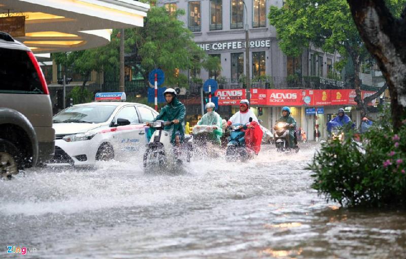 Khu vực Tràng Tiền Palaza lúc 11h40. Ảnh: 