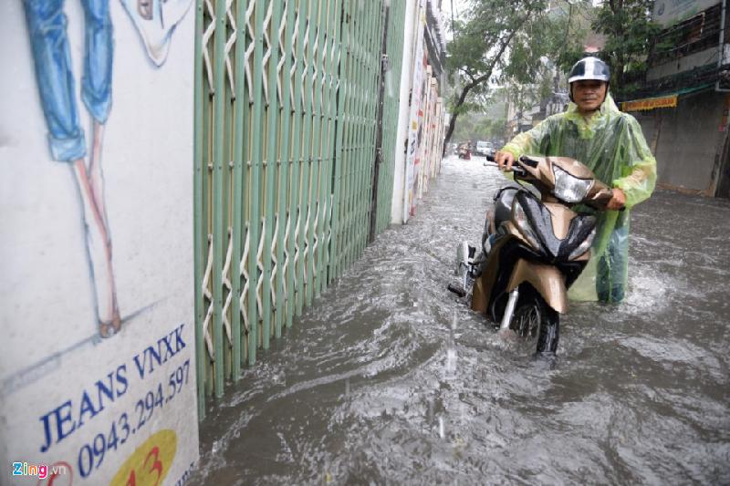 Phố Vũ Trọng Phụng (quận Thanh Xuân) cùng thời điểm này, nước dâng lên tấn công vào nhà dân hai bên đường. Ảnh: 