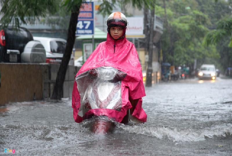 Nhiều người cố gắng tăng ga vọt qua dù nước ngập lút bánh xe. Ảnh: 