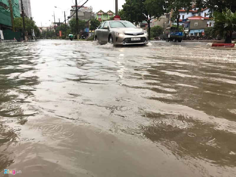 Phố Vạn Phúc, quận Hà Đông lúc 10h45. Ảnh: