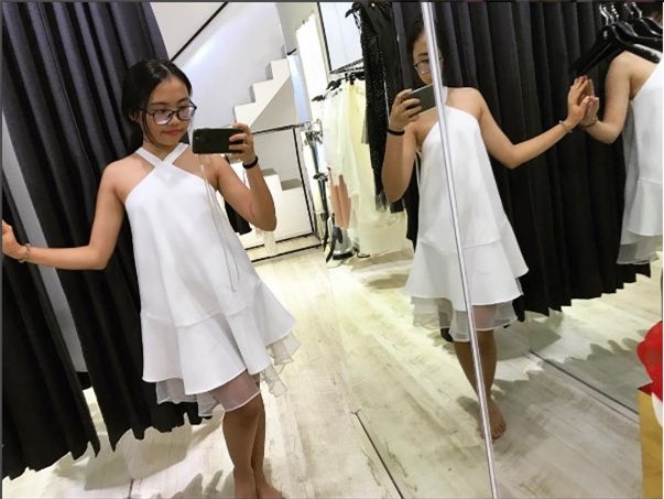 Váy bánh bèo dạng yếm cũng được Phương Mỹ Chi yêu thích.