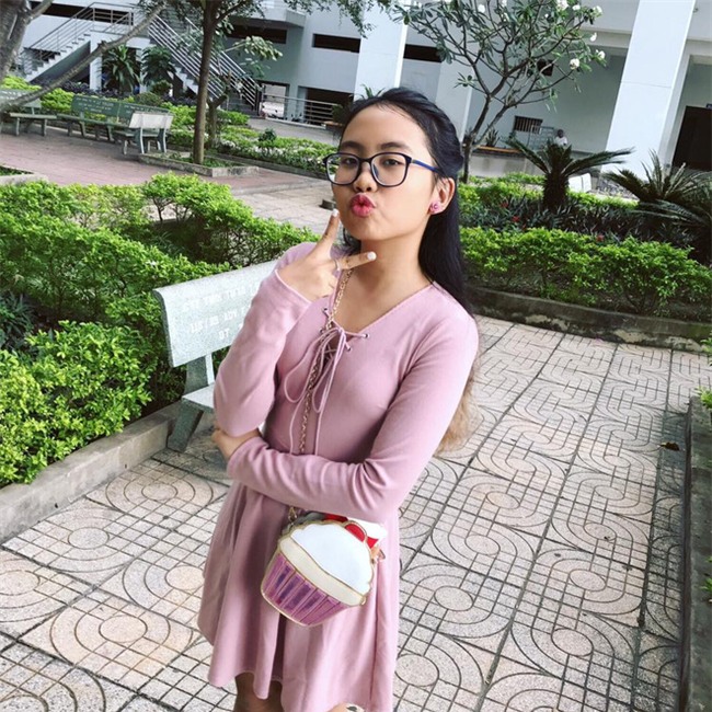 Kiểu áo đan dây lấp lửng này chưa thực sự phù hợp với cô bé cấp 2.