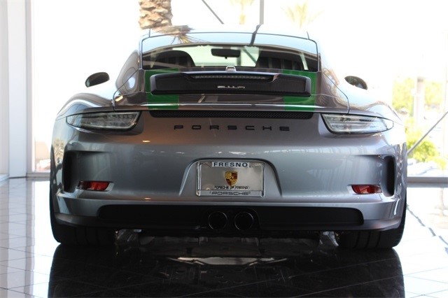 Porsche 911 R sở hữu công suất tối đa 500 mã lực và mô-men xoắn cực đại 460 Nm tại vòng tua máy 6.250 vòng/phút. Nhờ đó, chiếc chiếc xe nặng 1.370kg này có thể tăng tốc từ 0-100 km/h trong 3,7 giây và đạt vận tốc tối đa 323 km/h.