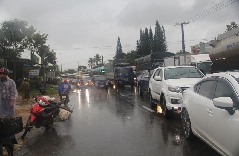 Giao thông ách tắc xe mối đuôi nhau hơn 5 km