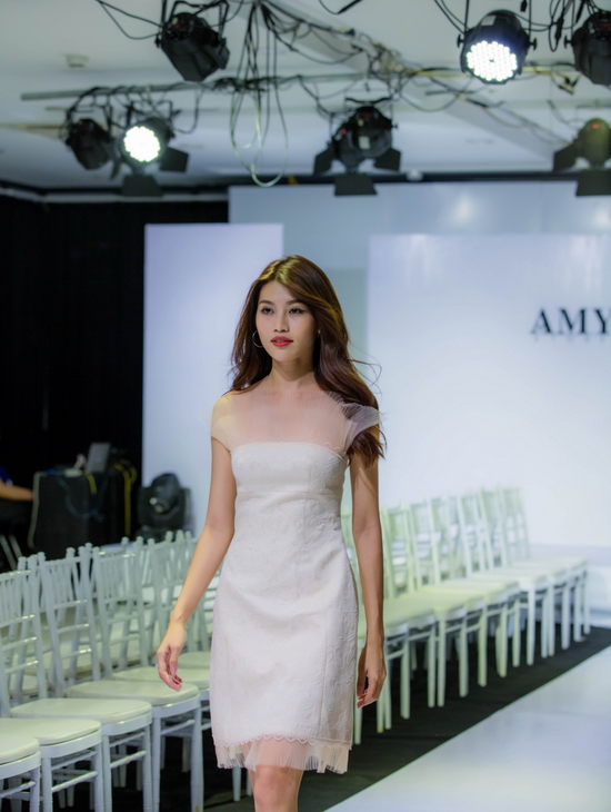 Đảm nhận một vị trí quan trọng của show diễn nên cô ý thức tập luyện liên tục để có thể trình diễn và thể hiện tinh thần bộ sưu tập một cách tốt nhất. 