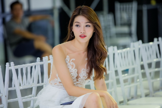 Kết hợp hoạ tiết thêu thủ công cầu kỳ ở phần thần trước góp phần tôn lên vòng một đầy đặn, gợi cảm của người đẹp.