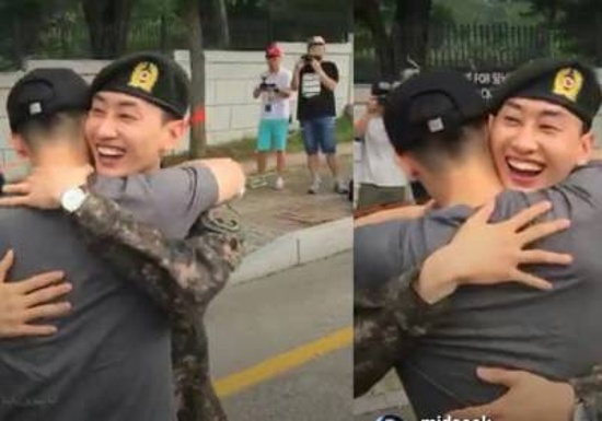 Các thành viên Super Junior vui mừng thể hiện tình cảm 