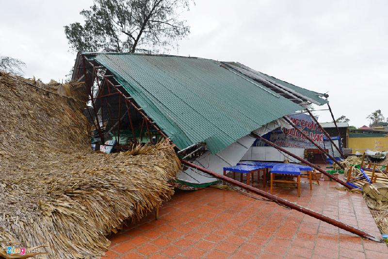 Chủ nhà hàng này cho biết bão không lớn, nhưng đêm qua có lốc nên nhà hàng này vốn được xây dựng đơn giản bị sập hoàn toàn.