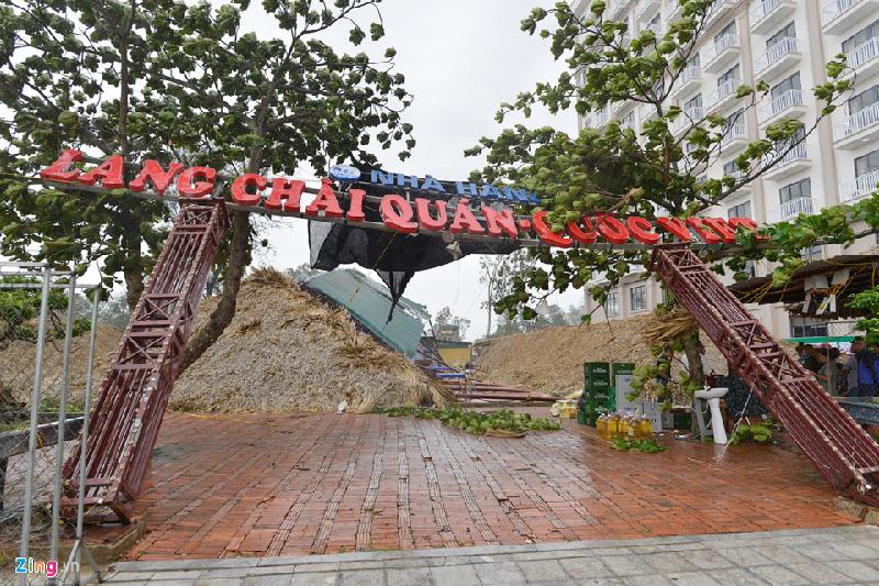 Biển quảng cáo xiêu vẹo tại một số nhà hàng ven biển Sầm Sơn.