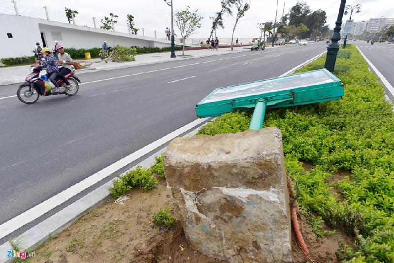 Biển quảng cáo giữa đường cũng bị bão số 2 quật đổ.