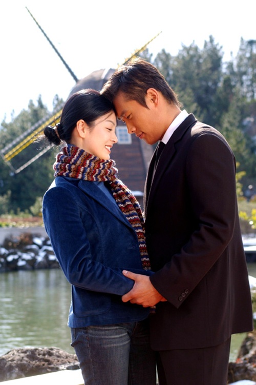 Trong một năm yêu đương, dù luôn giữ tiếng kín kẽ nhưng Song Hye Kyo và Lee Byung Hun không khỏi tránh phải sự săn đón của truyền thông. Thế nhưng, anh phong lưu ở tuổi 33 còn cô ngây thơ thưở vừa tròn 22, cả hai đã không thể giữ nguyên vẹn cho riêng mình mối tình của nhau đến mãi mãi.  Quyết định chia tay được công bố là do lịch trình bận rộn của cả hai nhưng những người yêu nhau mới biết họ đến và chia tay nhau vì lẽ gì.