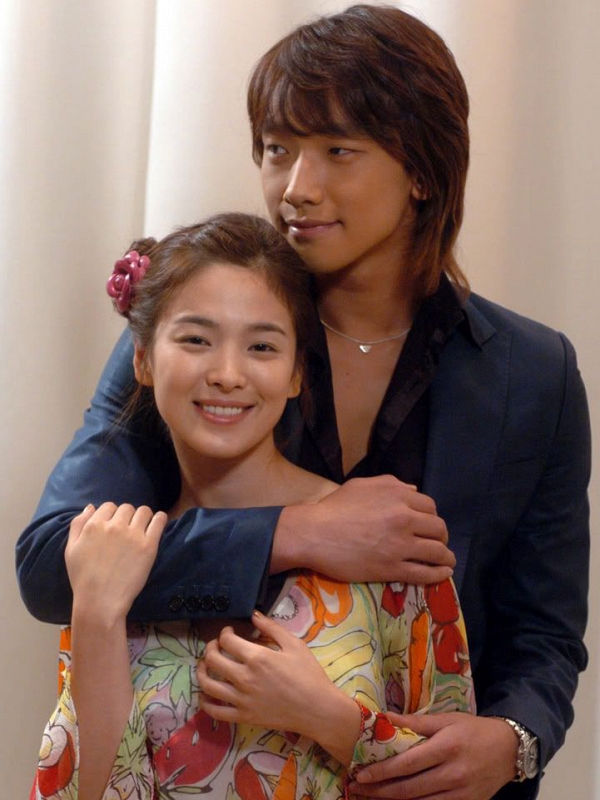 Thời điểm 2005-2006, không chỉ Bi Rain mà Song Seung Hun cũng nhiều lần đề cập tên tuổi Song Hye Kyo trong những cuộc phỏng vấn của mình. Cả hai sao nam nổi tiếng của màn ảnh rộng đều có chung quan điểm về hình mẫu bạn gái lý tưởng là Song Hye Kyo. Trong khi Song Seung từng nói rằng anh thích những người phụ nữ trong sáng đáng yêu thì Bi Rain cho rằng: “Song Hye Kyo là người phụ nữ đẹp mà bất kỳ người đàn ông nào cũng không cưỡng lại được”.  Lời đồn tình yêu xung quanh các bạn diễn cứ thế mà đeo đuổi Song Hye Kyo hết mốc thời gian này lại đến đoạn ngày tháng khác. Có lẽ vì lý do đó mà khi công khai yêu Hyun Bin sau 4 năm vắng bóng trên màn ảnh, cô lại càng thận trọng và dè dặt hơn bởi chuyện tình cảm của cô cũng bước từ phim ra đời thật.
