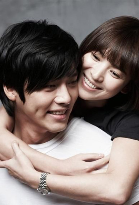 Sau khi kết hợp trong tác phẩm Thế giới họ đang sống, Song Hye Kyo phải lòng nam diễn viên Hyun Bin. Cô và anh dù mang tiếng yêu nhau nhưng ít khi xuất hiện cùng nhau. Cả hai cũng thường từ chối trả lời những câu hỏi liên quan đến mối quan hệ lãng mạn của mình.  Năm 2011, khi Hyun Bin nhập ngũ, cả hai tuyên bố chia tay. Thời điểm này nữ diễn viên 30 tuổi một lần nữa không thể giữ vững tình yêu cho riêng mình. Ấy vậy mà, thất bại trong tình yêu lại khiến cô nhận về những nhận xét tiêu cực thay vì những chia sẻ nỗi buồn cho cô gái luôn yêu hết mình.