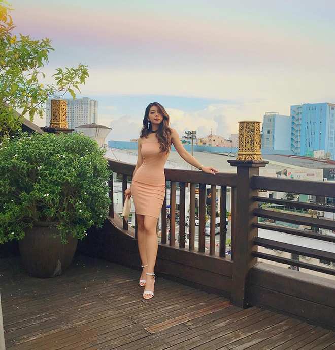 Đứng thả dáng tại một ban công, Katleen diện một chiếc váy bó sát sắc nude khoe trọn 3 vòng chuẩn đáng mơ ước cùng đôi chân dài nuột.