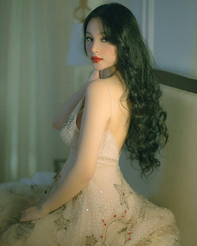 Mỗi lần xuất hiện trước công chúng, mỹ nhân nào cũng muốn hình ảnh của mình phải đẹp nhất. Tuy nhiên ở giai đoạn mang bầu, việc duy trì vóc dáng cân đối và nhan sắc là điều không dễ dàng đối với bất kỳ phụ nữ nào.  Số đông là thế nhưng với hai hot girl đình đám một thời Tâm Tít - Huyền Baby, tình thế có vẻ như ngược lại. Dù đang trong quá trình mang bầu, bộ đôi mỹ nhân lại đẹp mặn mà, hút hồn hơn thuở son rỗi.