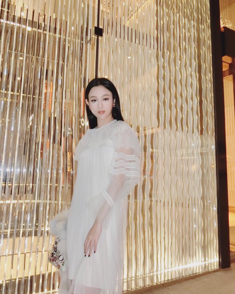 Huyền baby tên thật là Đặng Ngọc Huyền, sinh ngày 22/10/1989 tại Hà Nội. Cô nàng được nhiều người biết đến từ sau khi tham gia cuộc thi Miss Teen năm 2008. Dù đã bước sang tuổi 28 nhưng khuôn mặt 