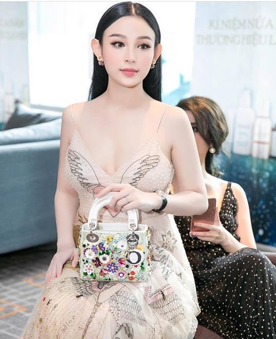 Tại sự kiện khai trương, Huyền Baby diện đầm ren hàng hiệu khoe vòng 1 gợi cảm và nước da nõn nà.