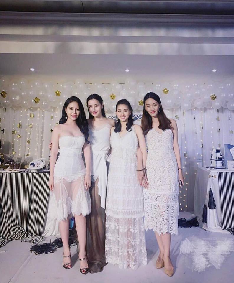 Với Tâm Tít, kể từ ngày lấy chồng, cô gái này quyết định tạm dừng các hoạt động nghệ thuật để dành thời gian chăm lo gia đình. Vợ chồng Tâm Tít vừa tổ chức sinh nhật cho con trai đầu lòng tại một nhà hàng lớn.  Mới đây, Tâm Tít cũng đăng tải trên Instargram hình ảnh bà bầu 34 tuần. Tuy nhiên, nhan sắc cô vẫn vô cùng xinh đẹp và không hề có dấu hiệu tuổi tác.