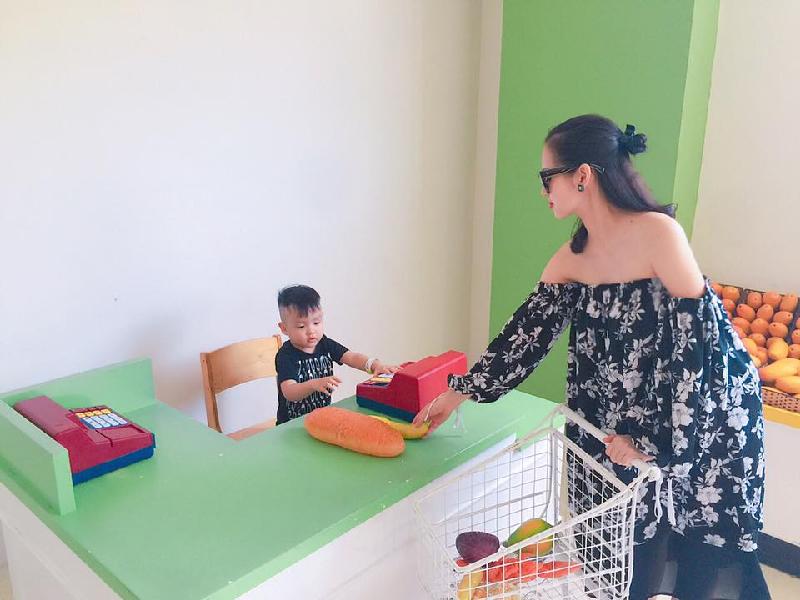 Cô nàng rất khéo léo khi lựa chọn kiểu dáng váy trễ vai suông rộng, khiến người xem không thể nhận ra cô mang bầu. 