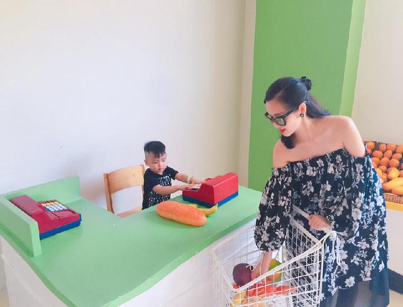 Người đẹp chụp hình và chơi đùa cùng con trai cưng.