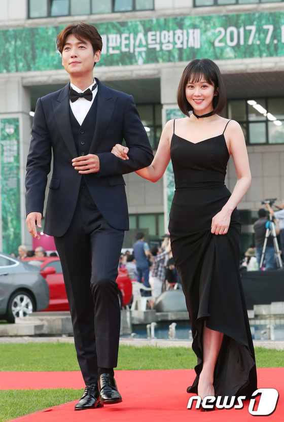 Jung Kyung Ho hộ tống người đẹp Jang Nara trên thảm đỏ, nhanh chóng trở thành tâm điểm sự kiện. Lâu lắm rồi Jang Nara mới đẹp xuất sắc như thế này tại một sự kiện lớn.