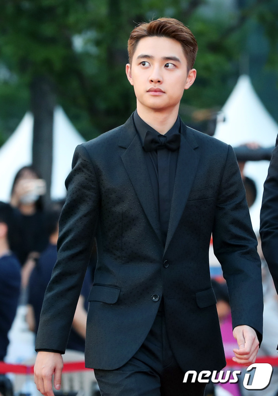 D.O. (EXO) lịch lãm như hoàng tử trên thảm đỏ danh giá.