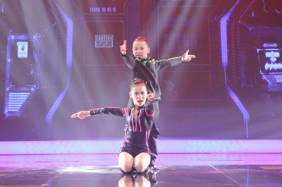 Mở màn cho  vòng Tranh Tài của biệt đội Ngựa một sừng, cặp đôi “siêu trộm nhí” Hà Anh và Bảo Minh đã “quẩy” nhiệt tình trên nền nhạc dồn dập, li kì của bộ phim Điệp viên 007. Hai thí sinh nhí làm cả khán phòng “đứng ngồi không yên” khi khoe những động tác vũ đạo mạnh mẽ, dứt khoát với bản hit Bang bang bang đình đám của Big Bang.