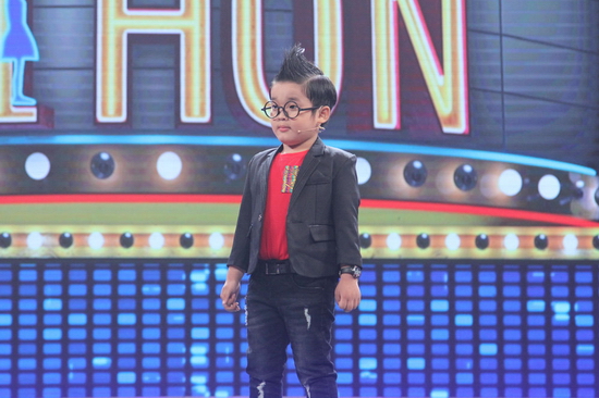  Nếu như ở vòng Thành lập đội, cậu bé Hoàng Long đã có màn “đọ sức” cùng giám khảo John Huy Trần thì đến với vòng Tranh Tài, cậu thí sinh nhí 5 tuổi lại khiến khán giả ngạc nhiên khi khoe trí nhớ siêu phàm với khả năng kể tên biển số xe của 63 tỉnh thành. Thậm chí, cậu bé còn làm cho Cẩm Ly, Đại Nghĩa “đứng hình” khi đặt câu hỏi cho giám khảo.