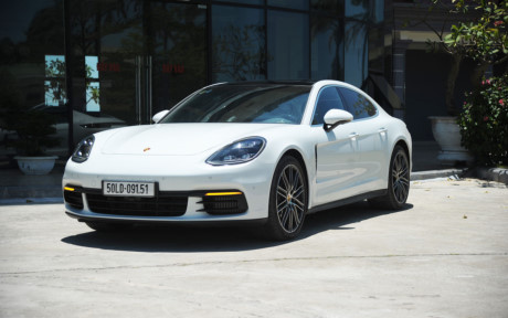 Tuy là một mẫu sedan cỡ lớn, nhưng Porsche Panamera 4S 2017 lại có một thiết kế khá độc đáo mang nhiều đường nét của một chiếc xe thể thao. Hình dáng dài và linh hoạt, đường gân dọc thân xe sắc cạnh, hông xe thể thao và đường gân mui xe cực dốc về phía đuôi xe ở mức dưới 20 mm. Đường gân điển hình của Porsche tạo sự liên tưởng đến biểu tượng thiết kế của Porsche, dòng xe 911.