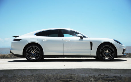 So với thế hệ cũ, kích thước của Porsche Panamera 4S 2017 đều tăng hơn. Cụ thể, kích thước của Panamera mới với chiều dài 5.050 mm (tăng 35 mm), chiều rộng 1.935 mm (tăng 5 mm) và chiều cao 1.423 mm (tăng 5 mm). Chiều dài cơ sở được tăng lên 30 mm tương đương 2.950 mm.