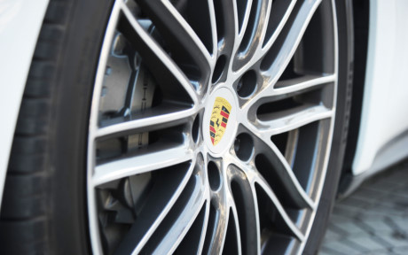 Porsche Panamera 4S 2017 trang bị mâm xe 19 inch (trên phiên bản 4 hoặc 4S Diesel), 20 inch (trên phiên bản Turbo) và mâm xe hợp kim 21 inch tùy chọn.