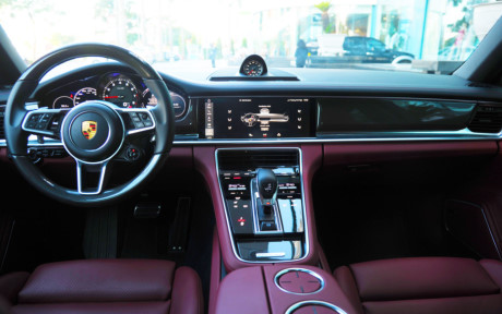 Không chỉ có vẻ ngoài ấn tượng, Porsche Panamera 4S 2017 còn sở hữu một không gian nội thất cao cấp và đầy ắp công nghệ. Bảng điều khiển trung tâm hướng lên: mang lại chuyển động tay trơn tru từ vô-lăng đến cần số. Khoang lái của Porsche với bảng điều khiển trung tâm được thiết kế mới ốp kính và các nút cảm ứng được sắp xếp một cách khoa học thành từng nhóm. Màn hình cảm ứng độ nét cao 12 inch.