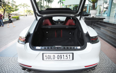Đặc biệt, Porsche Panamera 4S 2017 có khoang hành lý khá rộng và có thể tăng dung tích từ 495 lít lên 1.304 lít khi gập hàng ghế thứ 2. Tỷ lệ gập của hàng ghế sau là 40:20:40.