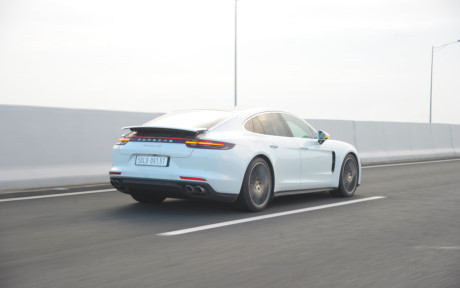 Ngoài ra, xe được trang bị: Hệ thống kiểm soát khung gầm Porsche 4D, hệ thống kiểm soát độ ổn định của Porsche (PSM) và ABS, hệ thống treo lò xo kết hợp với hệ thống treo kiểm soát cân bằng của Porsche, cửa hít và hệ thống an toàn 10 túi khí quanh xe....