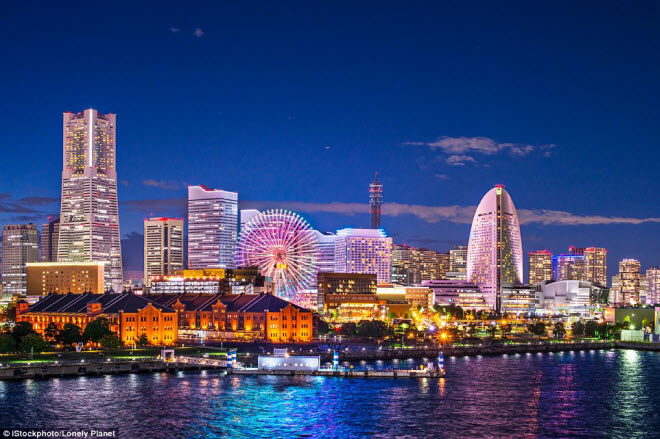 Hai thành phố nằm ở phía nam thủ đô Tokyo đang trở thành điểm đến hấp dẫn đối với du khách tới Nhật Bản. Chỉ cách thủ đô khoảng 20 phút di chuyển bằng tàu điện, Yokohama nổi tiếng với những công trình kiến trúc cổ kính,  bia tươi và ẩm thực hấp dẫn. Trong khi đó, thị trấn ven biển Kamakura thu hút du khách nhờ các hoạt động như lướt ván cũng như nhiều nhà hàng và quán cà phê.