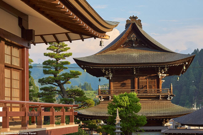 Nằm hẻo lánh tại vùng núi Hida ở miền trung Nhật Bản, Takayama là nơi truyền thống và lịch sử Nhật Bản nở rộ trong thế kỷ 21. Vùng Hida trở nên nổi tiếng sau thành công của bộ phim bom tấn Kimi no Na Wa vào năm 2016.  Rất đông người hâm mộ bộ phim hoạt hình có doanh thu cao nhất lịch sử nay đã tìm hiểu bối cảnh của bộ phim ở Takayama.