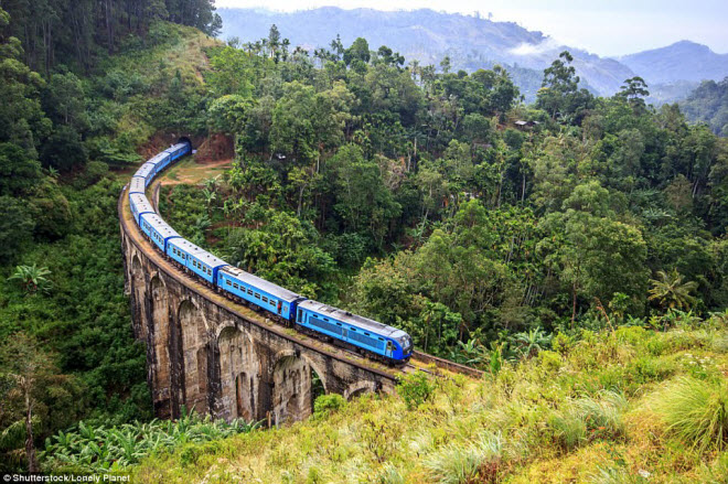 Sri Lanka có thể rất nóng vào mùa hè, nhưng vùng núi ở quốc gia này có khí hậu mát mẻ và phong cảnh đẹp. Du khách có thể trải nghiệm vừa đi tàu vừa ngắm cảnh trong hành trình tới khu vực miền núi ở Sri Lanka.