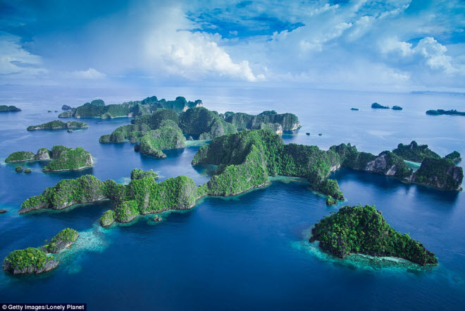 Raja Ampat là một trong những quần đảo đẹp nhất ở Indonesia, với những bãi biển cát trắng, rừng nguyên sinh và các hòn đảo hình như cây cây nấm độc đáo. Nơi đây cũng có những rạn san hô đa dạng nhất trên Trái đất cùng 200 địa điểm lặn dành cho du khách.